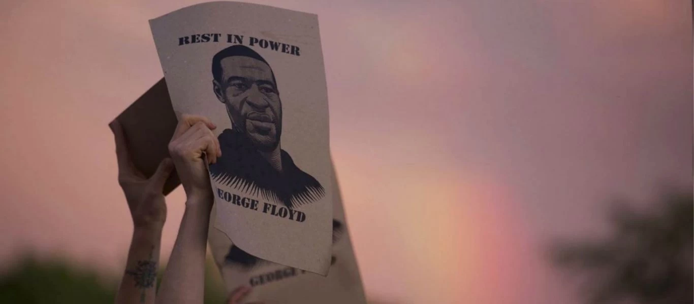 Νέες αποκαλύψεις για την υπόθεση Φλόιντ: «Το γόνατό μου γρατζουνίστηκε αλλά θα επιζήσω» είπε ο αστυνομικός (βίντεο)